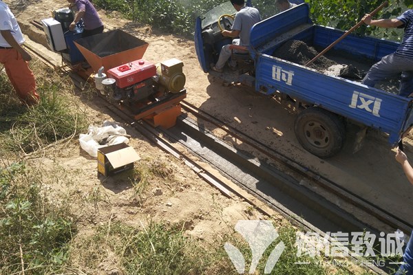 水渠滑模機現(xiàn)場施工