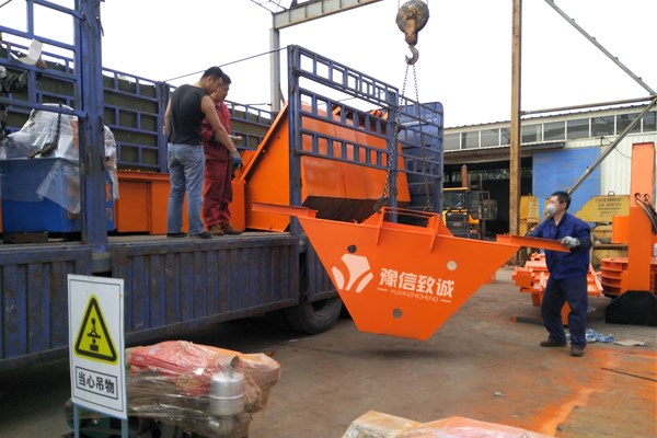 水渠成型機(jī)裝車發(fā)貨中