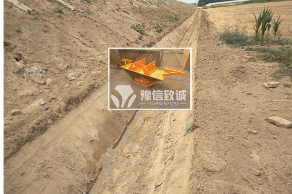 挖斗開挖現(xiàn)場