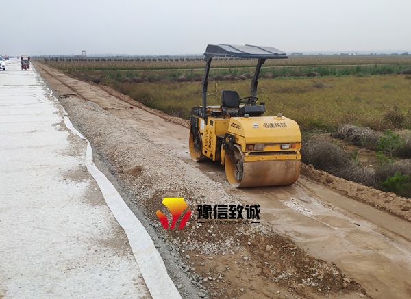 水渠機(jī)施工場(chǎng)地平整