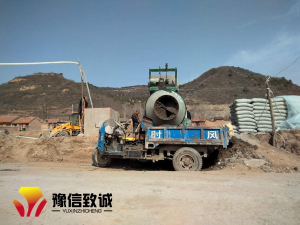 延安水渠機施工現(xiàn)場