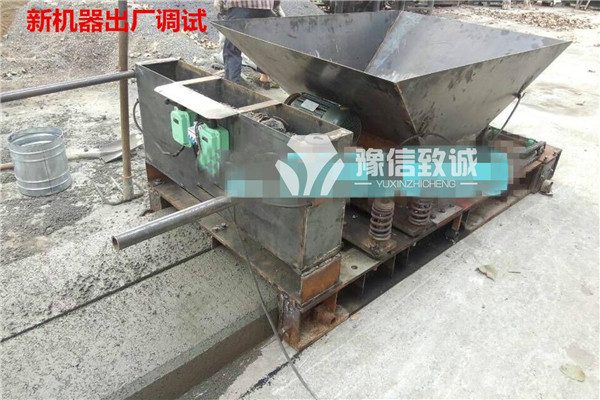 預制路緣石成型機試機
