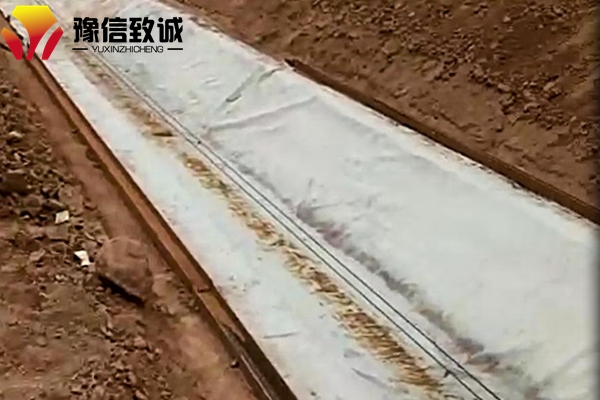 邊溝襯砌機(jī)帶土工布