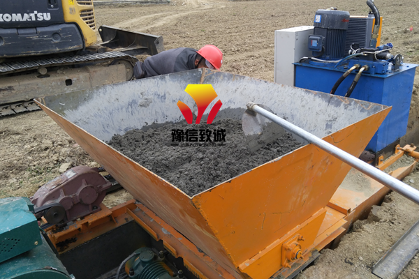 現(xiàn)澆水渠成型機