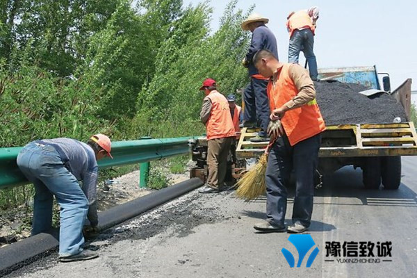 路牙滑模機施工現(xiàn)場