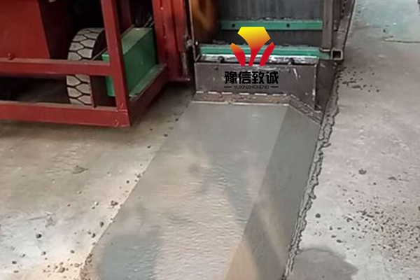 路肩滑模機(jī)試機(jī)